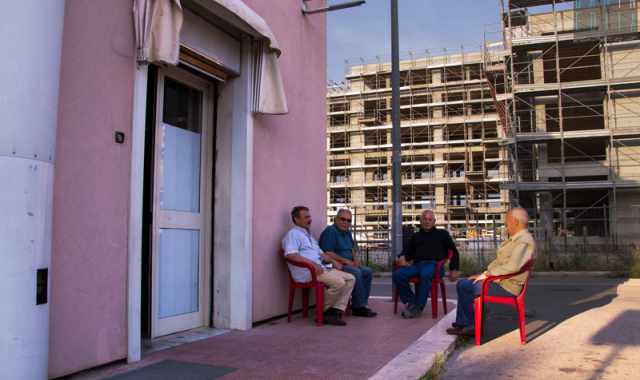 Mungivacca e i suoi contrasti, tranquillo rione invaso da scheletri di edifici incompiuti